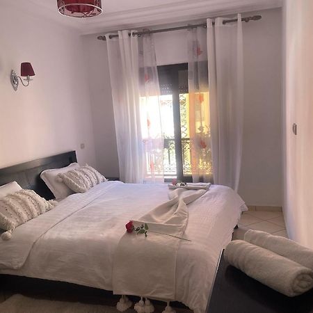 Magnifique Appartement Spacieux Confort Propre Familial 2 Chambres Salon Et Salle A Manger A 20Mn A Pied De Place Jemaa El Fina 4 Piscines Dans Espace De Golf A 12 Mn En Voitures L Entree Est Gratuit Pour La Clientele Ouvert Entre 10H Et 20H Marrakesh Buitenkant foto