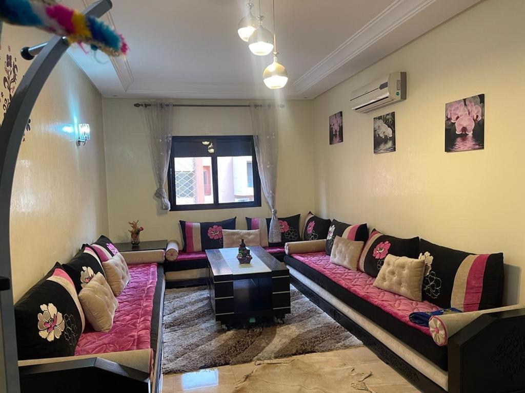 Magnifique Appartement Spacieux Confort Propre Familial 2 Chambres Salon Et Salle A Manger A 20Mn A Pied De Place Jemaa El Fina 4 Piscines Dans Espace De Golf A 12 Mn En Voitures L Entree Est Gratuit Pour La Clientele Ouvert Entre 10H Et 20H Marrakesh Buitenkant foto