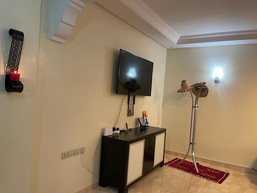 Magnifique Appartement Spacieux Confort Propre Familial 2 Chambres Salon Et Salle A Manger A 20Mn A Pied De Place Jemaa El Fina 4 Piscines Dans Espace De Golf A 12 Mn En Voitures L Entree Est Gratuit Pour La Clientele Ouvert Entre 10H Et 20H Marrakesh Buitenkant foto