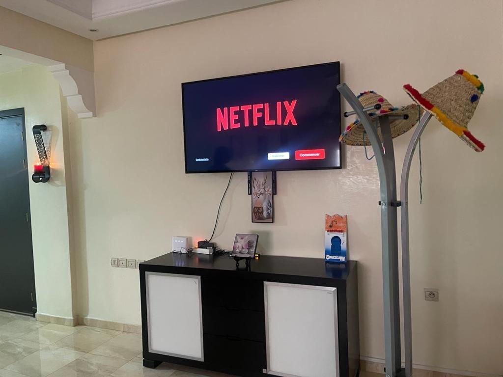 Magnifique Appartement Spacieux Confort Propre Familial 2 Chambres Salon Et Salle A Manger A 20Mn A Pied De Place Jemaa El Fina 4 Piscines Dans Espace De Golf A 12 Mn En Voitures L Entree Est Gratuit Pour La Clientele Ouvert Entre 10H Et 20H Marrakesh Buitenkant foto