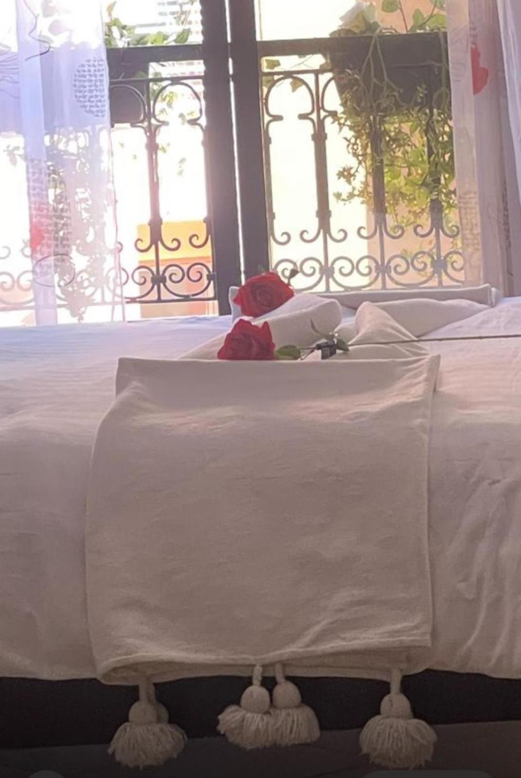 Magnifique Appartement Spacieux Confort Propre Familial 2 Chambres Salon Et Salle A Manger A 20Mn A Pied De Place Jemaa El Fina 4 Piscines Dans Espace De Golf A 12 Mn En Voitures L Entree Est Gratuit Pour La Clientele Ouvert Entre 10H Et 20H Marrakesh Buitenkant foto