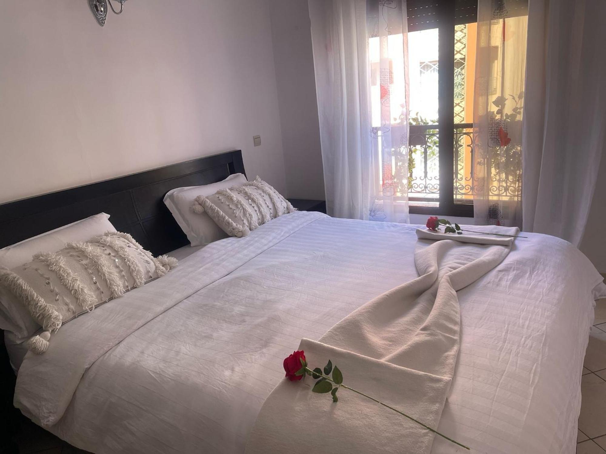Magnifique Appartement Spacieux Confort Propre Familial 2 Chambres Salon Et Salle A Manger A 20Mn A Pied De Place Jemaa El Fina 4 Piscines Dans Espace De Golf A 12 Mn En Voitures L Entree Est Gratuit Pour La Clientele Ouvert Entre 10H Et 20H Marrakesh Buitenkant foto