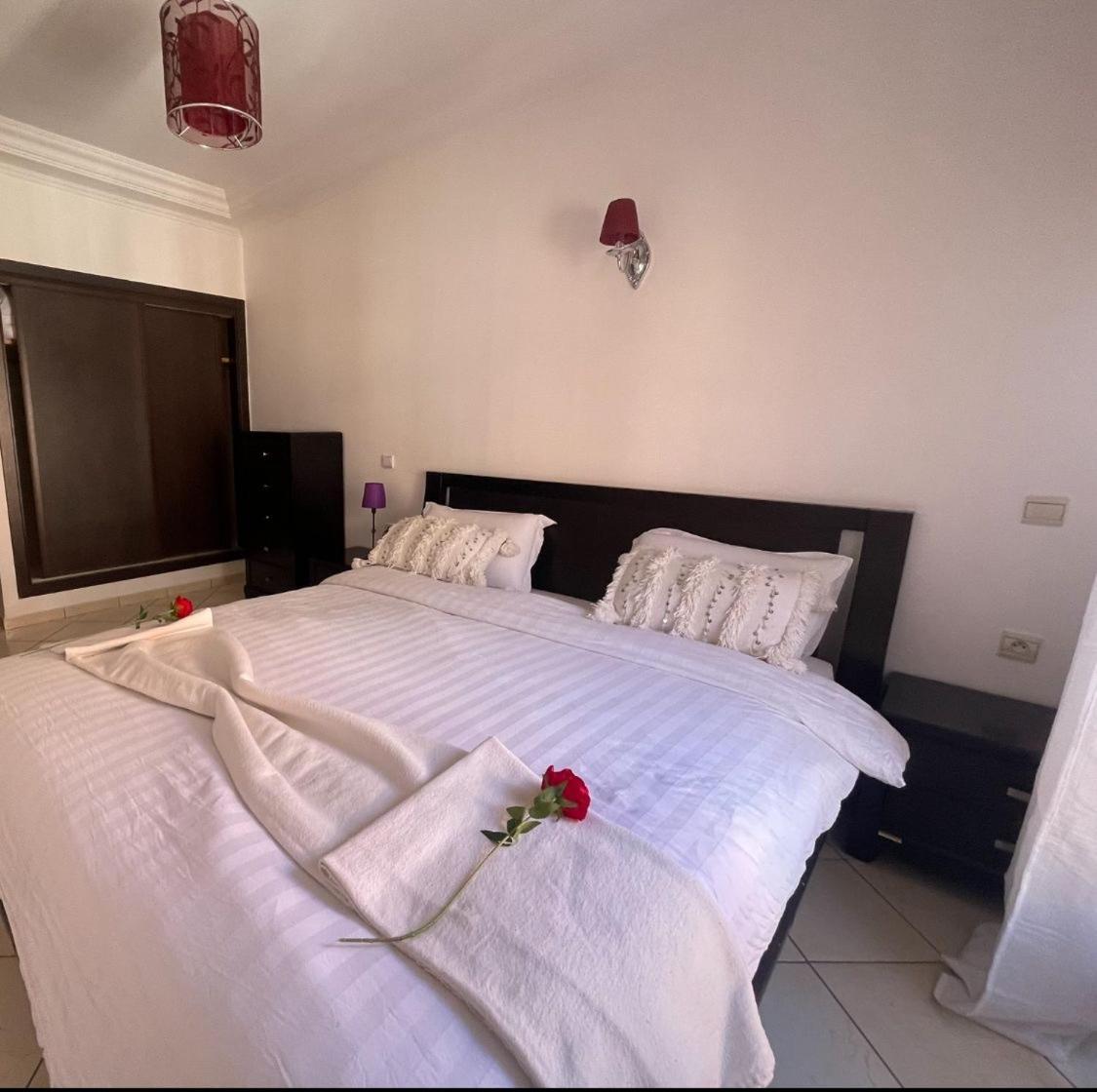 Magnifique Appartement Spacieux Confort Propre Familial 2 Chambres Salon Et Salle A Manger A 20Mn A Pied De Place Jemaa El Fina 4 Piscines Dans Espace De Golf A 12 Mn En Voitures L Entree Est Gratuit Pour La Clientele Ouvert Entre 10H Et 20H Marrakesh Buitenkant foto