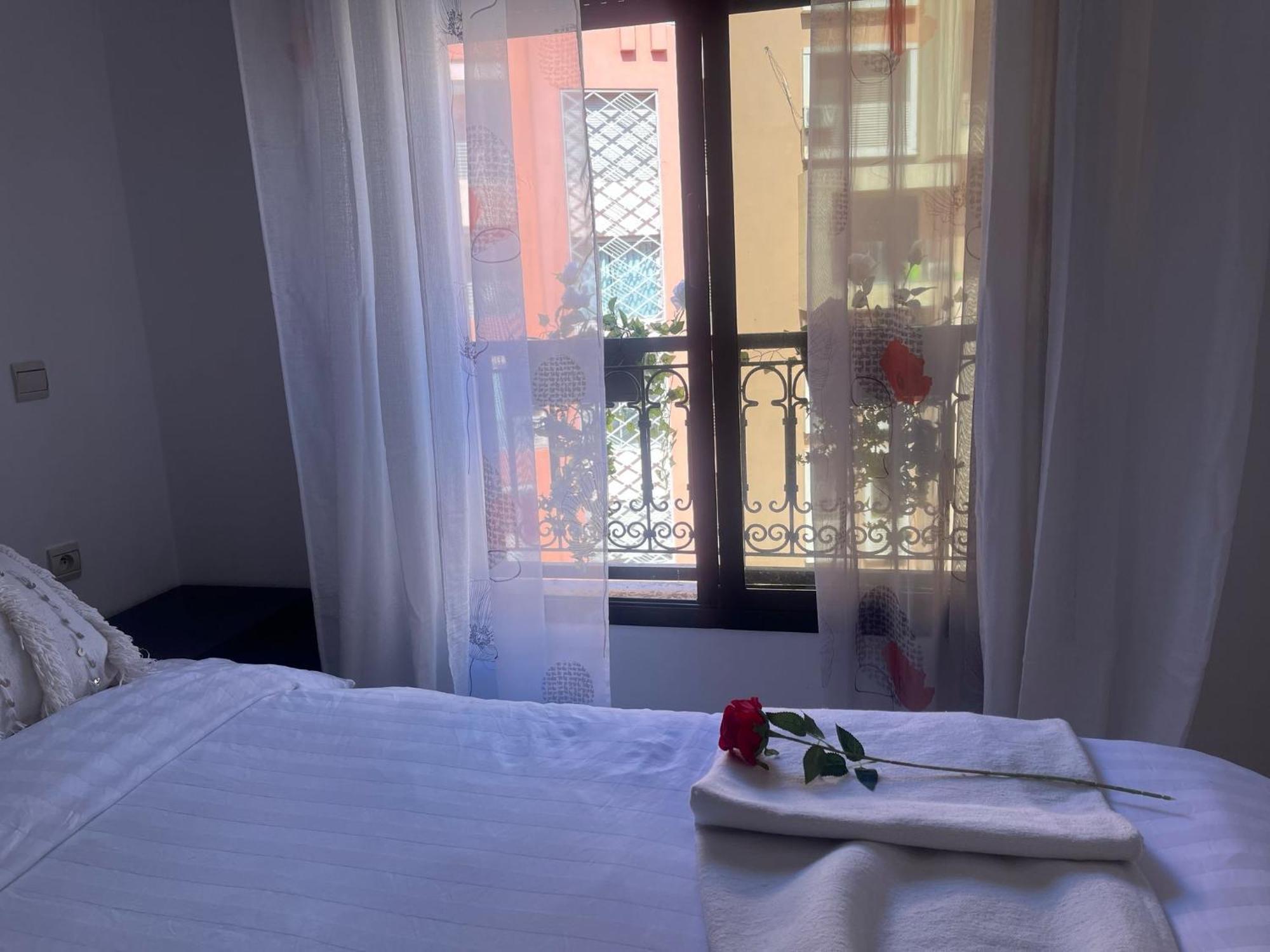 Magnifique Appartement Spacieux Confort Propre Familial 2 Chambres Salon Et Salle A Manger A 20Mn A Pied De Place Jemaa El Fina 4 Piscines Dans Espace De Golf A 12 Mn En Voitures L Entree Est Gratuit Pour La Clientele Ouvert Entre 10H Et 20H Marrakesh Buitenkant foto